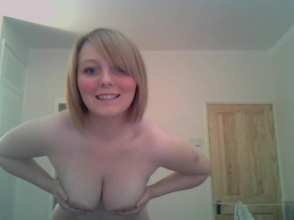 Blondinette coquine fait un défilé de dessous sexy devant sa webcam