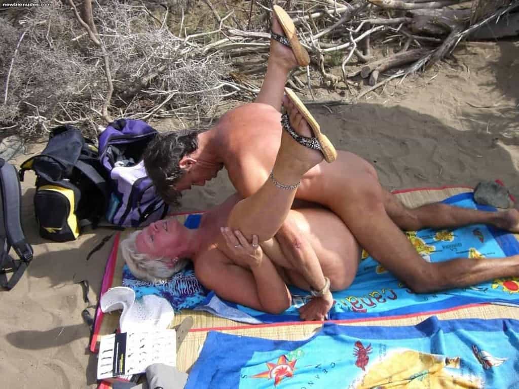Les nudistes s'exhibent en public pour faire des parties de jambes en l'air