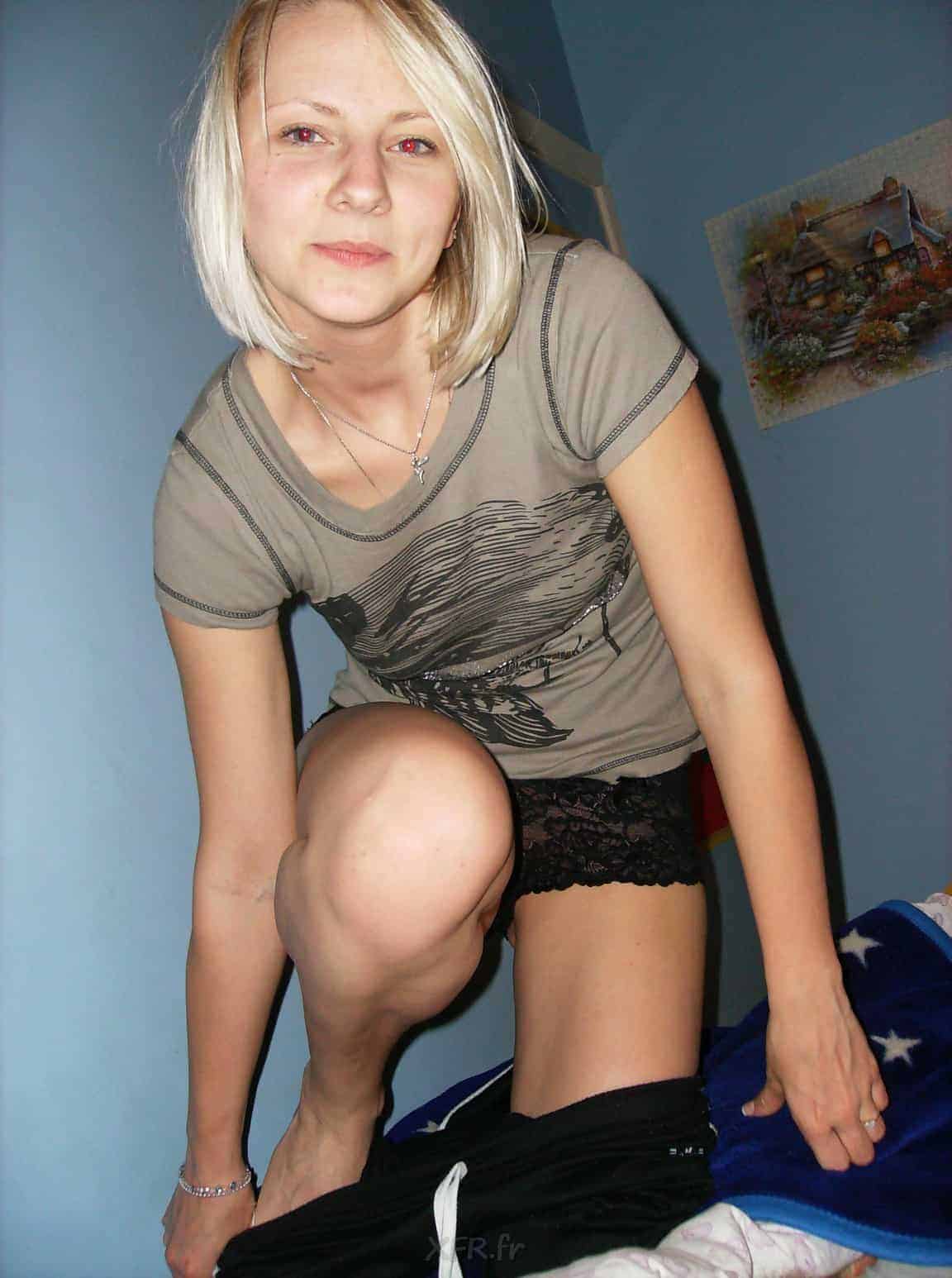 Jeune blonde assoiffée de sexe baise avec son mec et sa grosse queue épaisse
