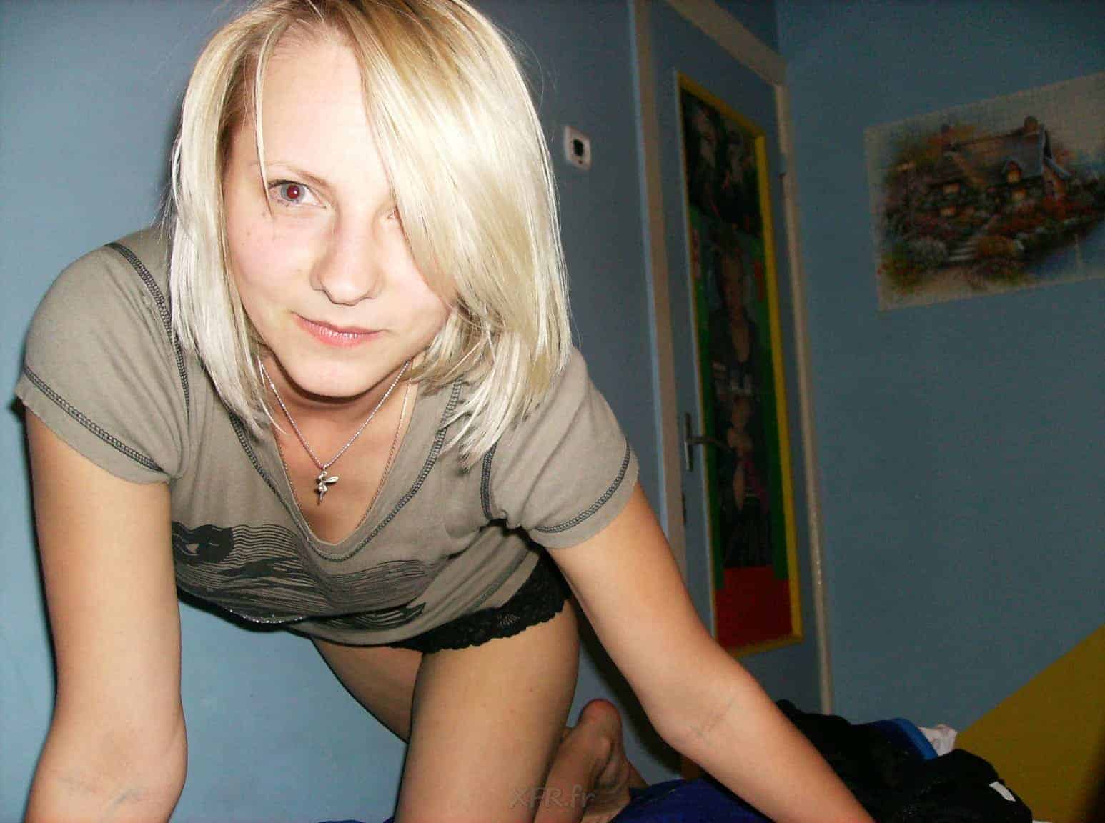 Jeune blonde assoiffée de sexe baise avec son mec et sa grosse queue épaisse