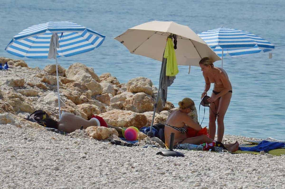 Sur Les Bords Des Plages On Trouve De Jolies Coquines