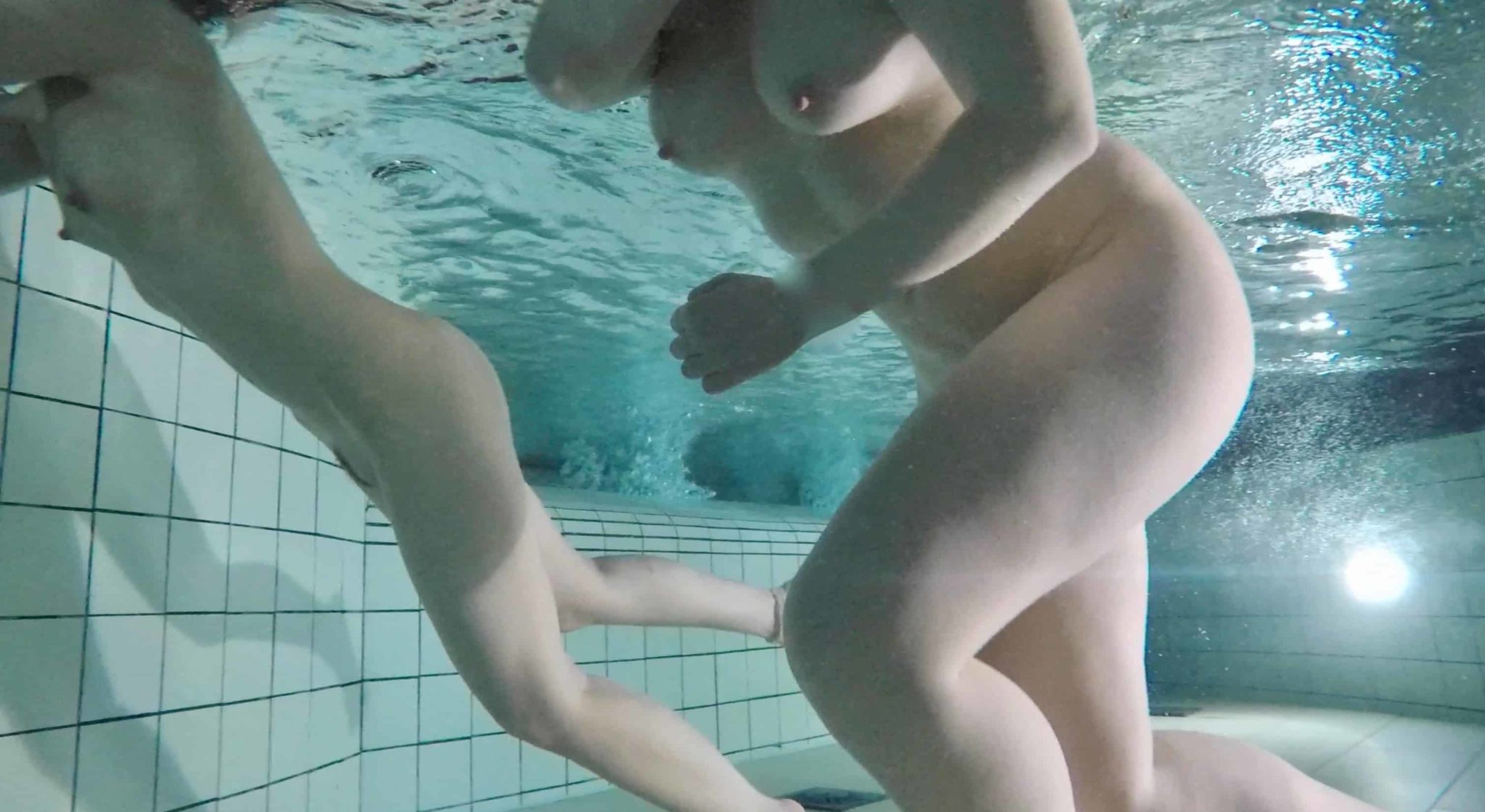 Le corps de deux femmes sexy vues de dessous et dans l’eau