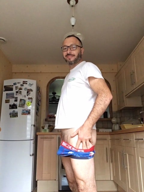 Nouveau striptease de Cédric et de sa queue dans la cuisine