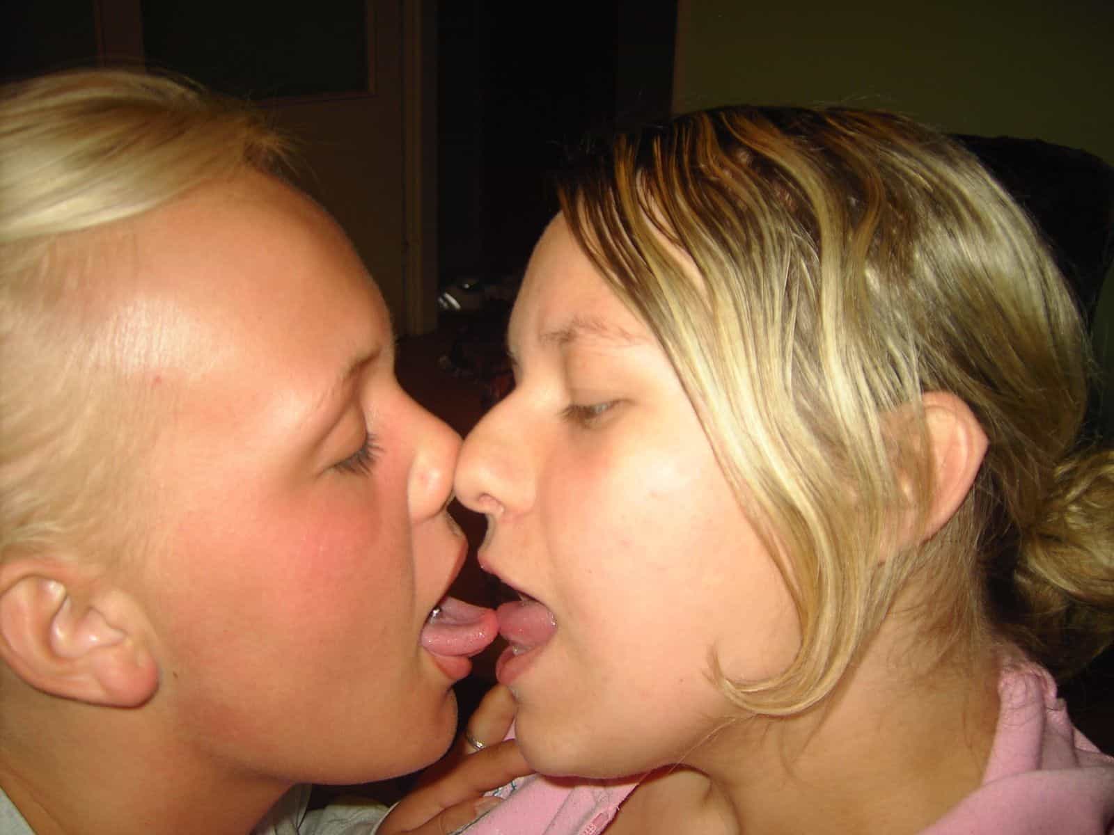 La blonde partage la bite de son mec avec une copine