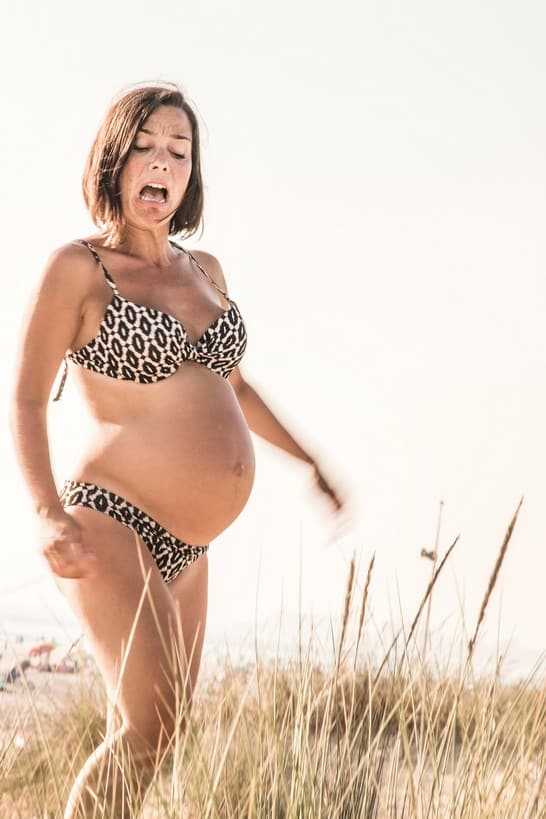 Femme enceinte magnifique montre son gros ventre et ses seins laiteux