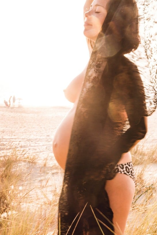 Ventre rond et seins gonflés d’une femme enceinte pleine de charme