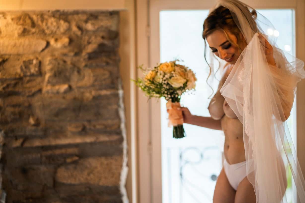 Jeune mariée sensuelle partage ses photos érotiques avec nous