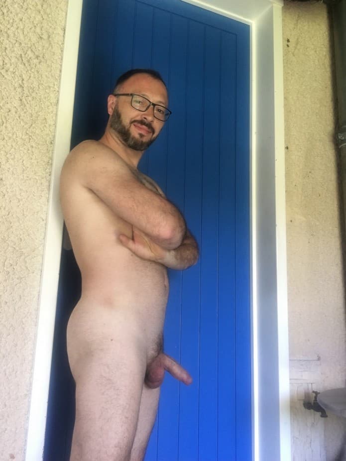 Nouveau striptease de Humm qui aime se montrer nu sur le blog