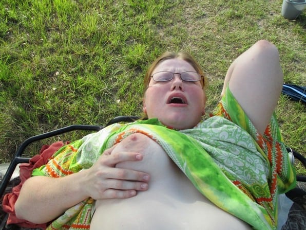 Jeune femme obèse fait du quad et ouvre son énorme chatte grasse
