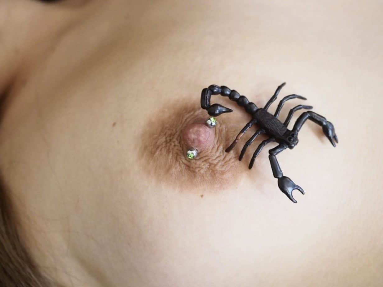 Elle aime avoir des insectes sur son clitoris et son anus