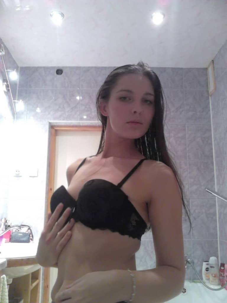 Photos sexy d’une jeune femme de 30 ans aux seins ferme