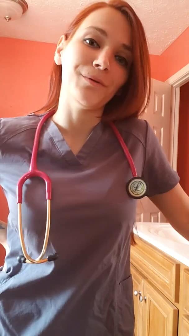 Infirmière rousse se gode le vagin avant d’aller bosser