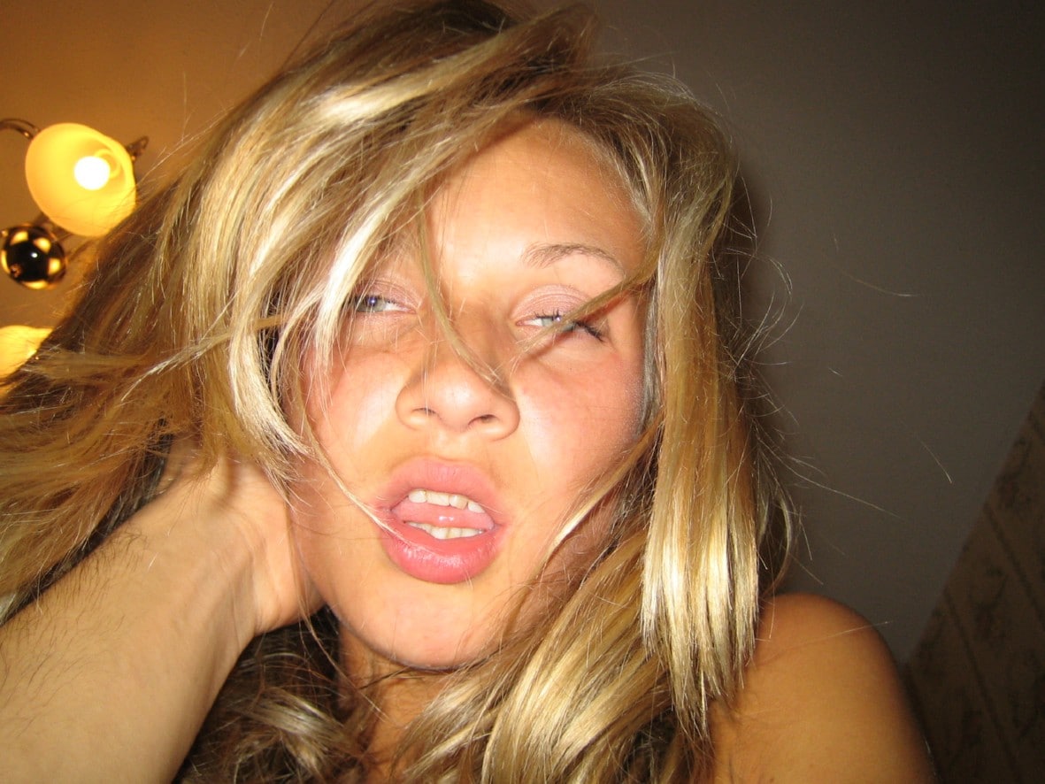 Coquine blonde passionnée de sexe et expressive pendant la baise