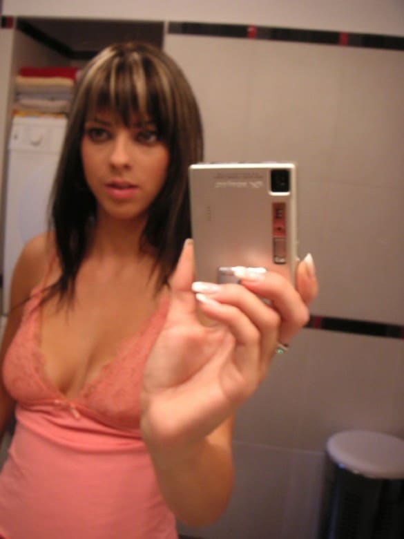 Jeune femme super sexy avec de jolis seins en photos