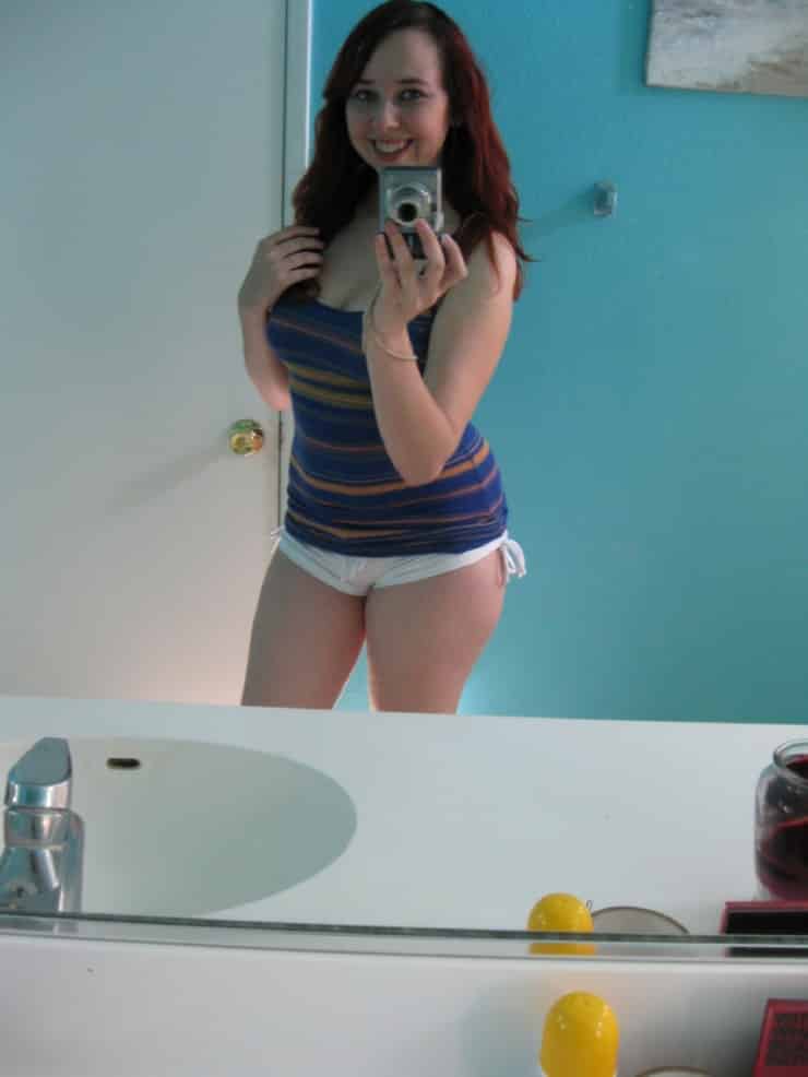 Coquine charnue fait des selfies extras devant son miroir