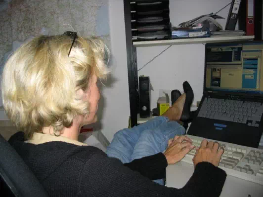 homme candauliste offre sa femme à d'autres hommes devant lui partie 2