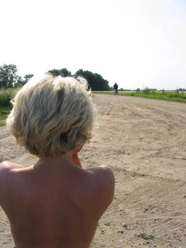 homme candauliste offre sa femme à d'autres hommes devant lui partie 2