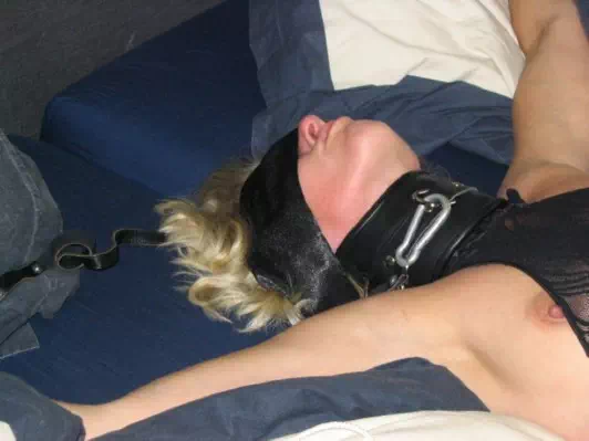 Homme candauliste offre sa femme à d'autres hommes devant lui Partie 1