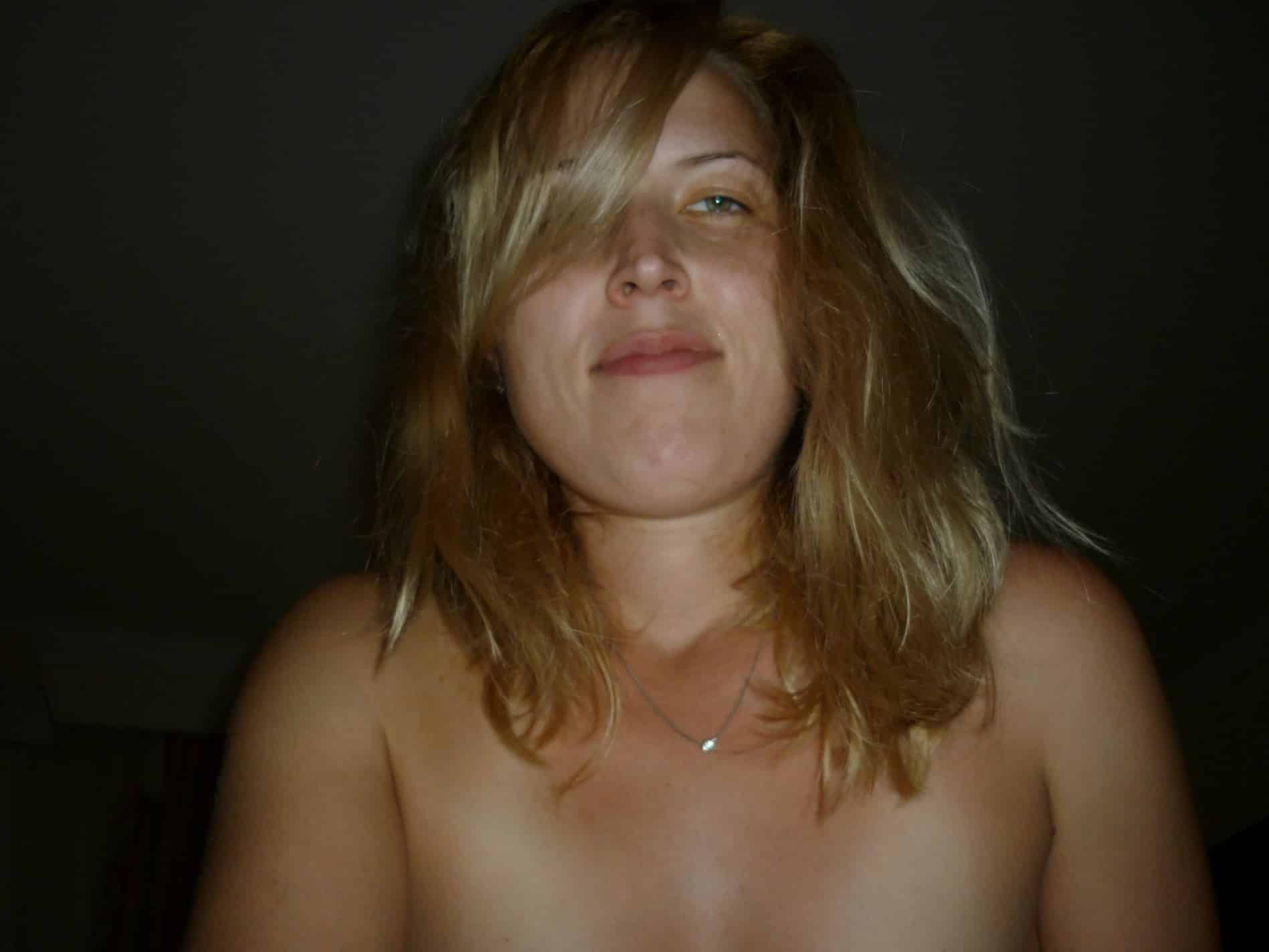 Blonde mariée dévoile son corps avant de passer au photos de sexe