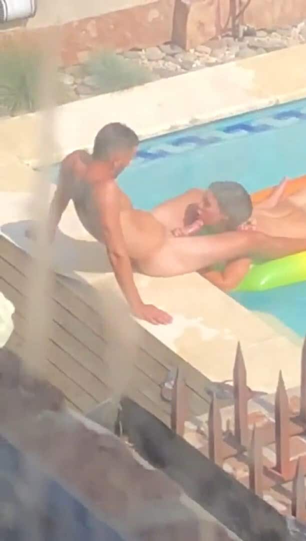 Jeune homme se fait sucer au bord de la piscine pendant que les ouvriers filment
