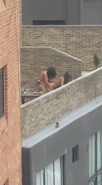 Une lesbienne en baise un autre avec son gode ceinture sur la terrasse