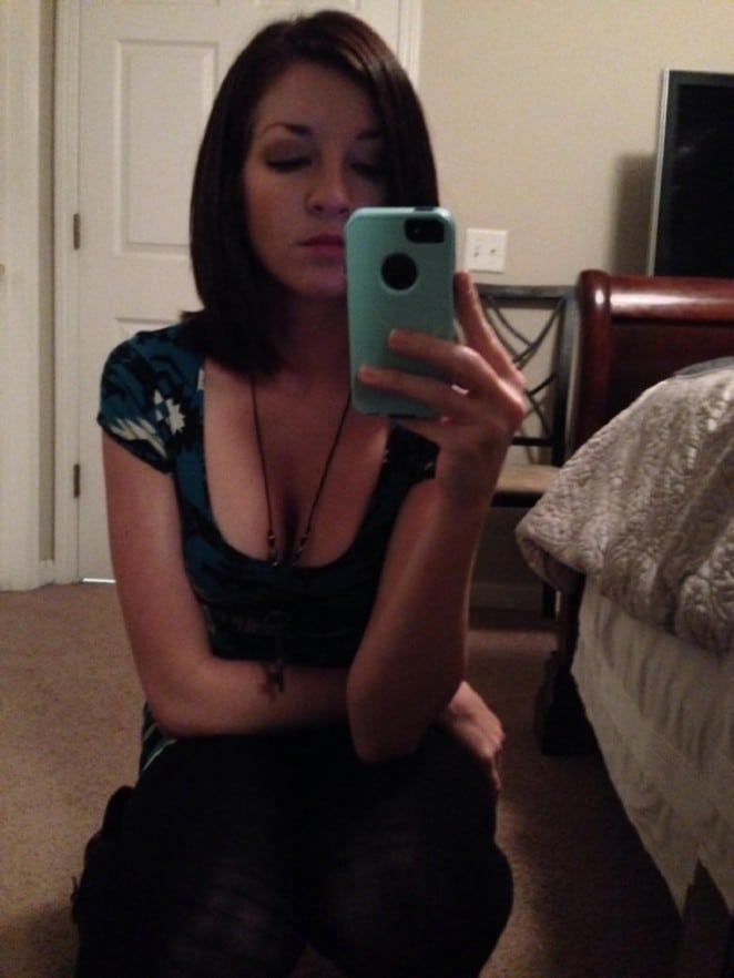 Brunette nous fait un strip en selfie devant son miroir