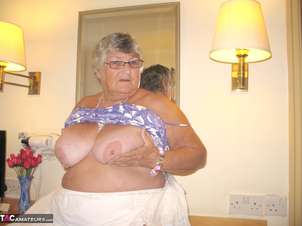 83 ans et obèse elle exhibe son corps généreux