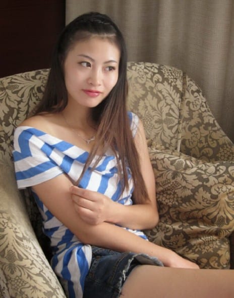 Jeune asiatique apporte une touche sexy à ses photos coquines