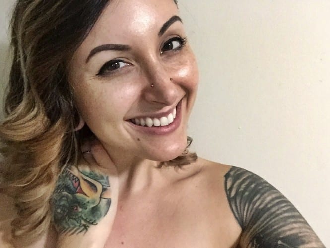 Jeune femme ronde et tatouée avec un corps de ouf