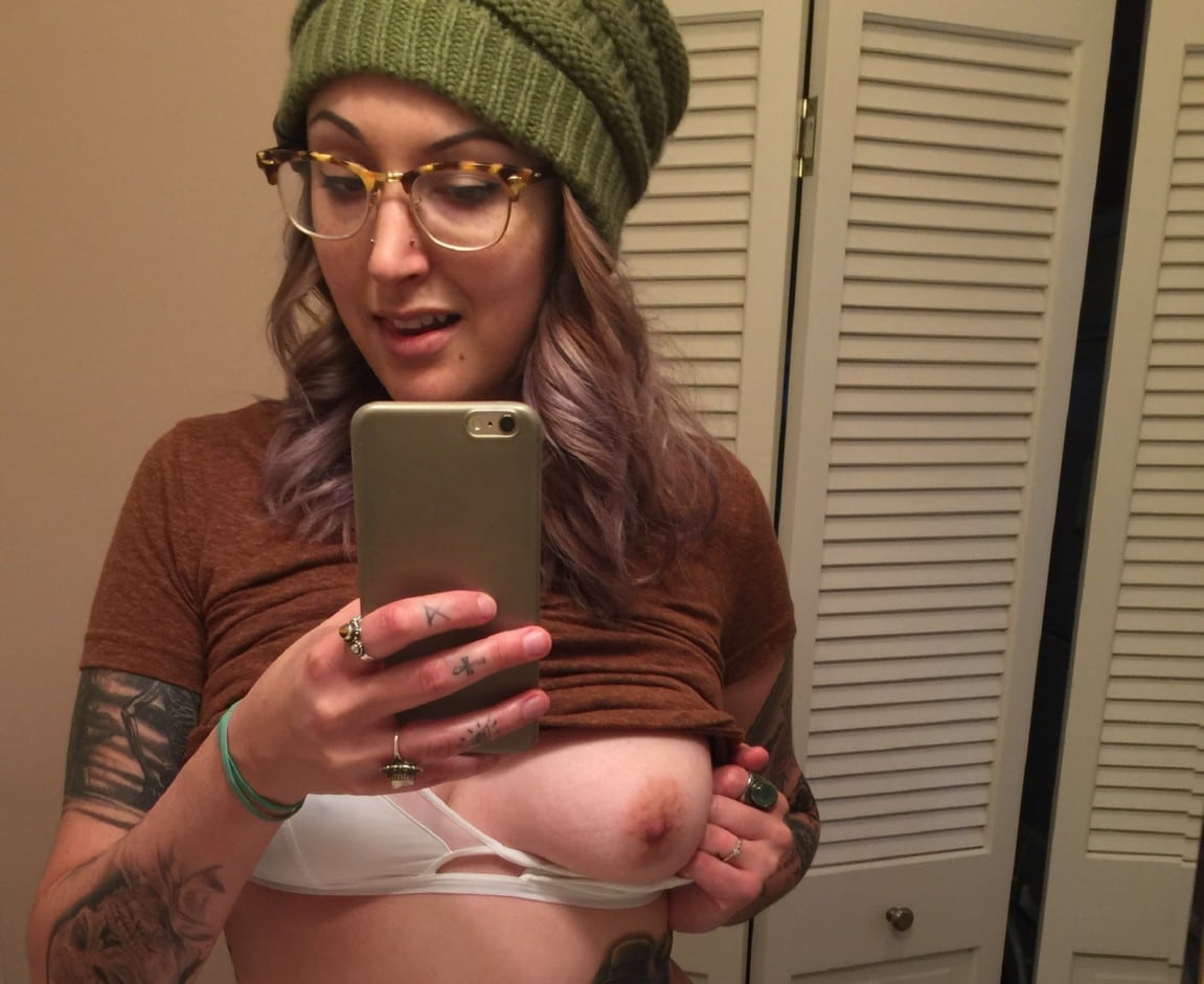 Jeune femme ronde et tatouée avec un corps de ouf