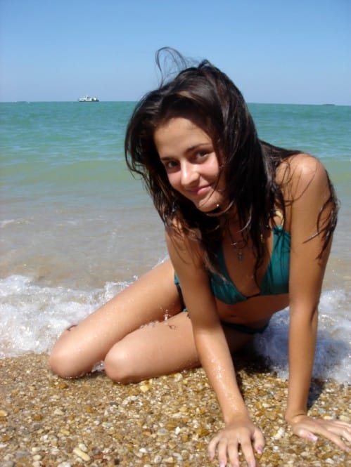 Jeune femme sexy fait rêver au bord de la plage