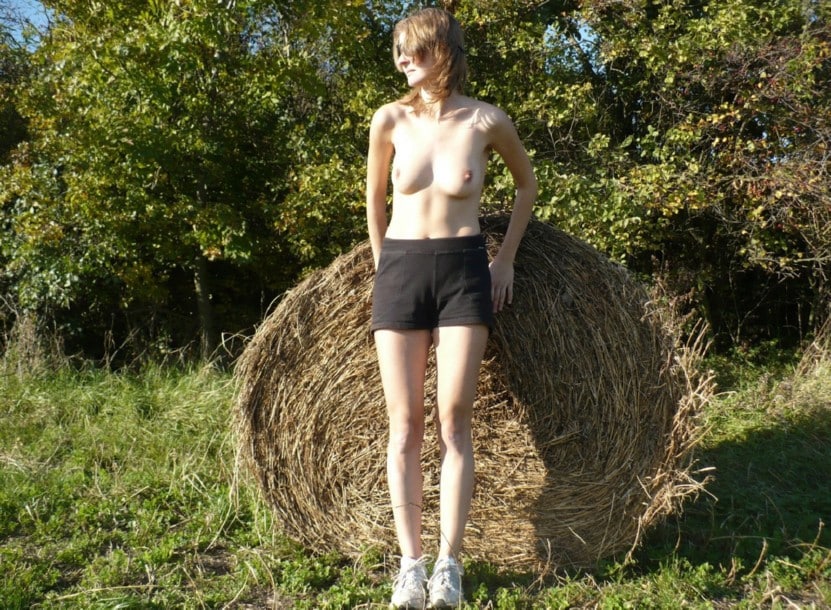 Blondinette aux petits seins exhibe son corps dans un champs