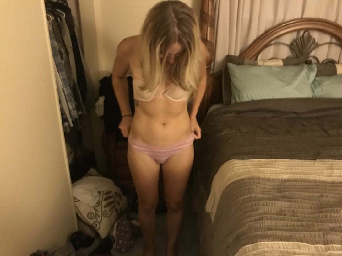 Blonde sexy dévoile ses photos intimes pour la première fois
