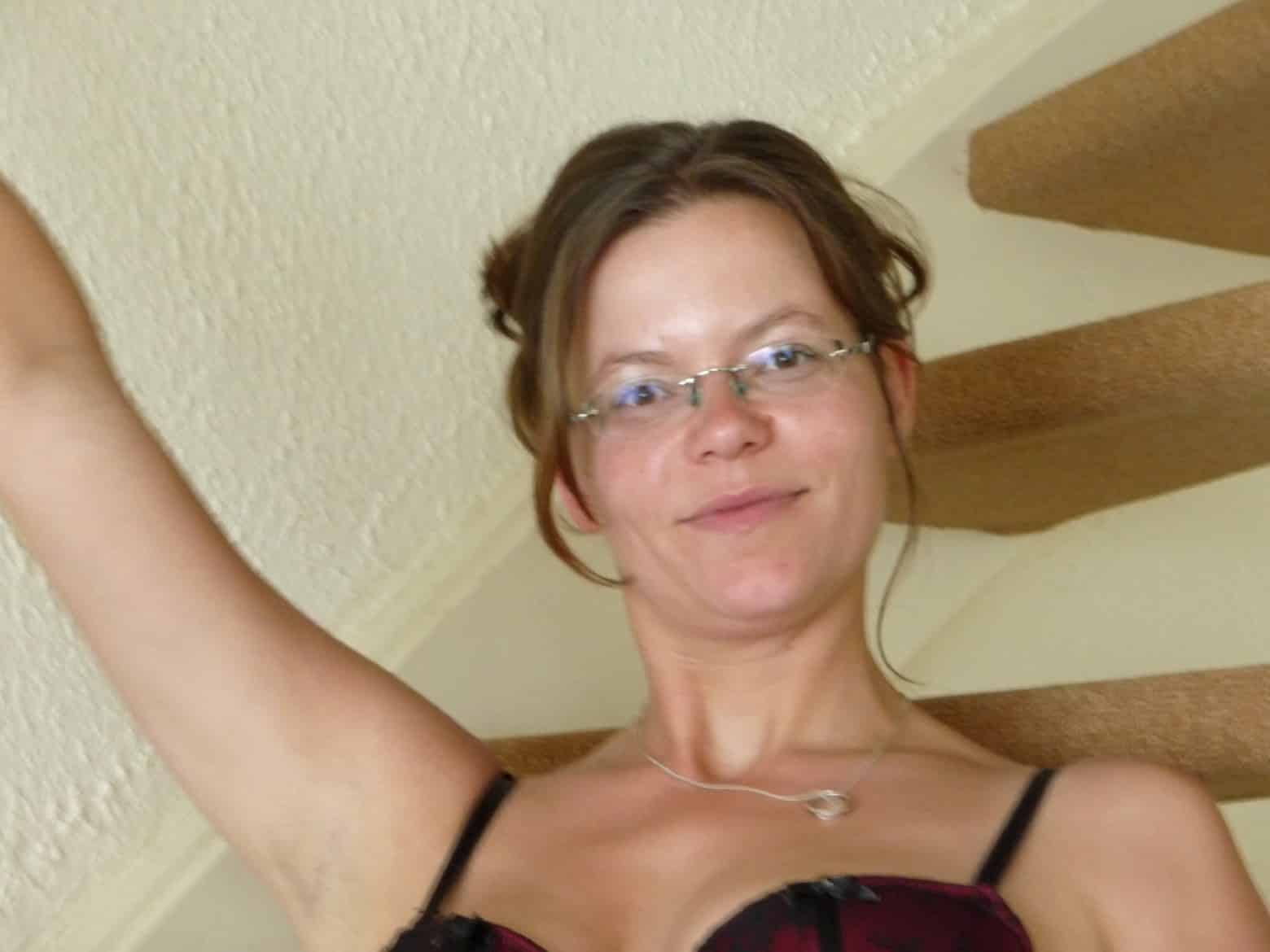 Magnifique jeune femme à lunettes débarque avec ses gros seins