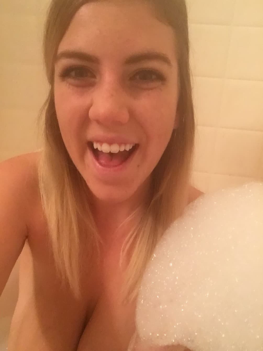 Jolie blonde avec des gros seins fait des selfies chauds et les partage