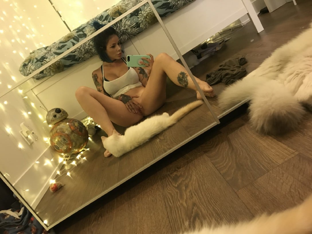 Femme tatouée qui fait des selfies plutôt hot