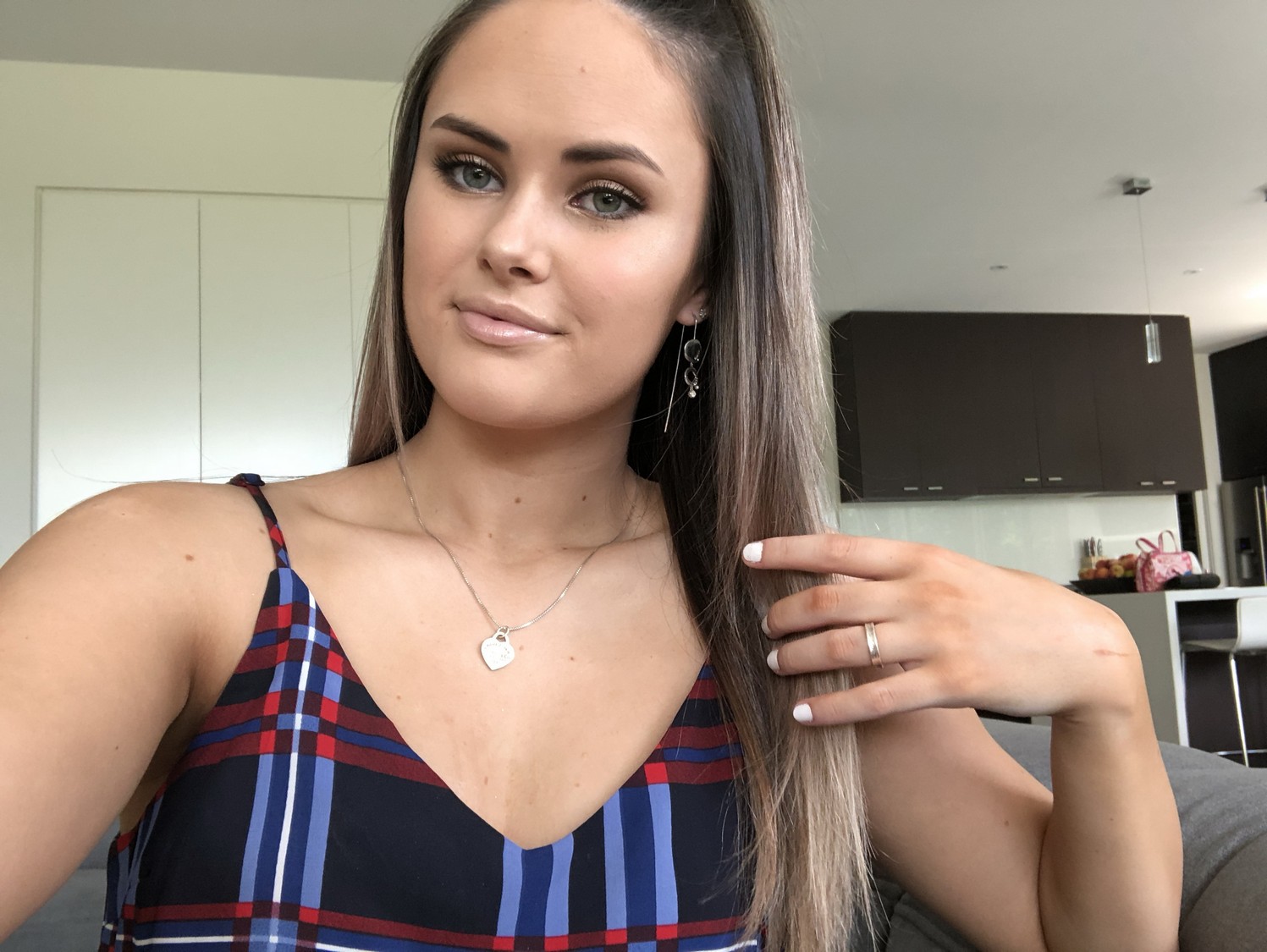 Une jeune britannique sexy fait des selfies pour son mec