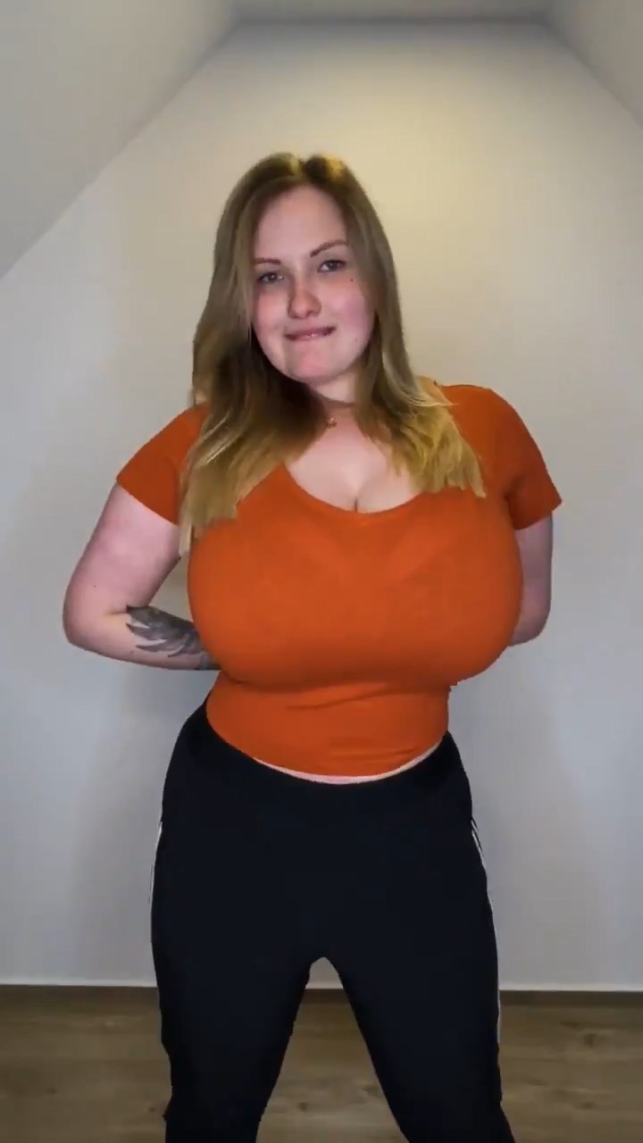Vidéo censurée tik tok une femme dévoile sa poitrine énorme