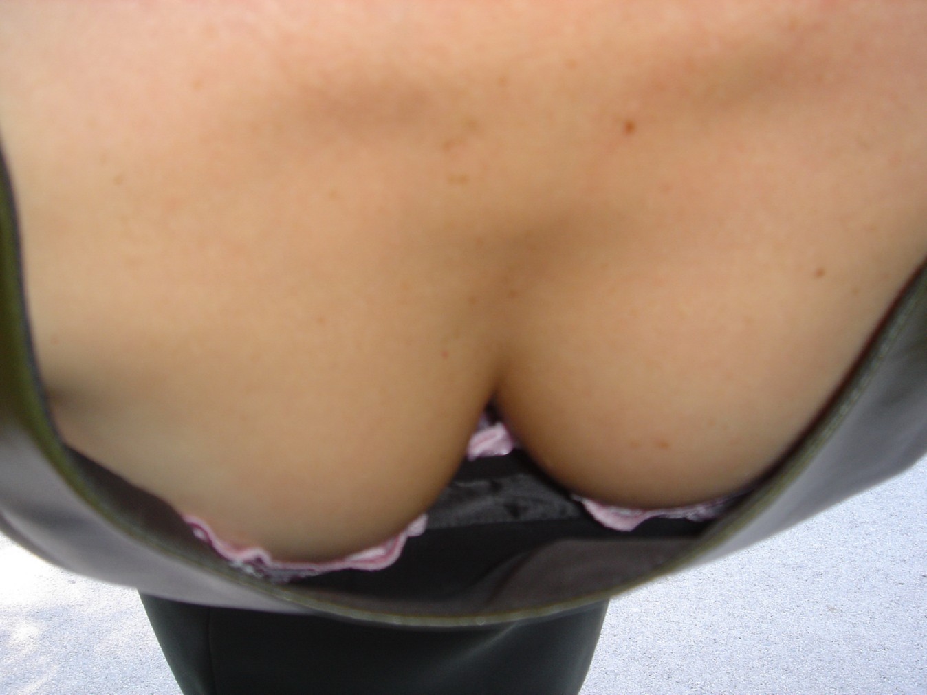 Femme mature aux petits seins pointus partage des photos coquines