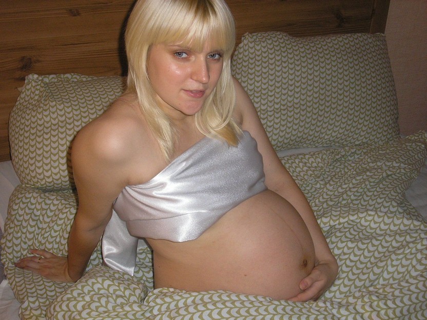 Femme blonde montre ses photos de grossesse et elle est magnifique