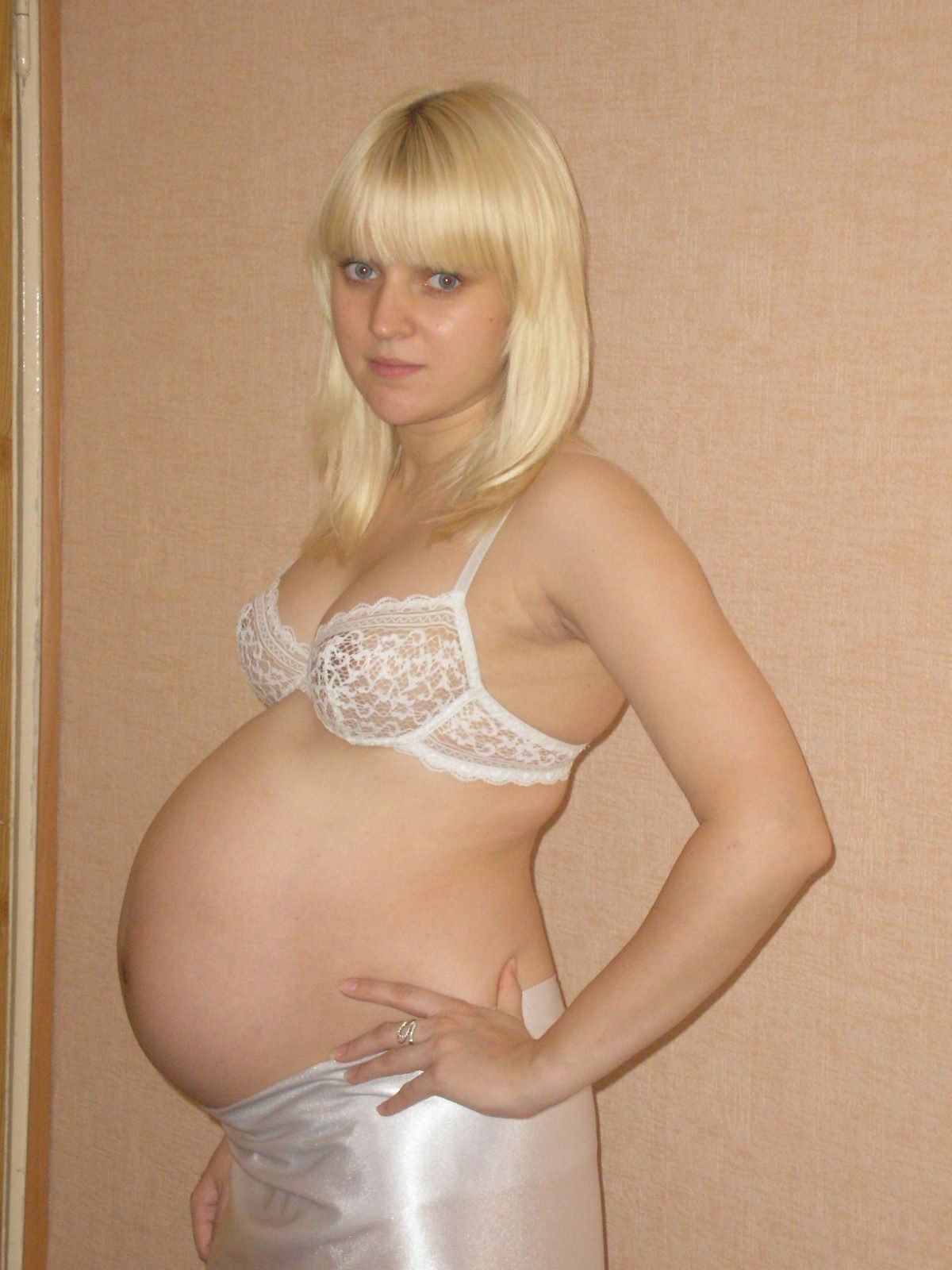 Femme blonde montre ses photos de grossesse et elle est magnifique
