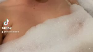 Jolie coquine ronde dans son bain se fait censurer par TikTok