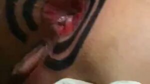Une autre vidéo du tatouage du tour de la rondelle