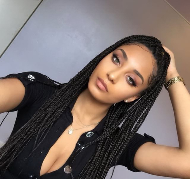 sublime métisse aux yeux verts en selfies torrides