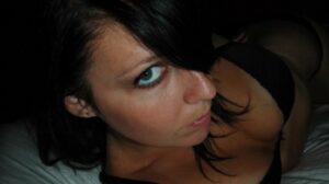 brunette sexy : tatouages, lingerie et regard perçant