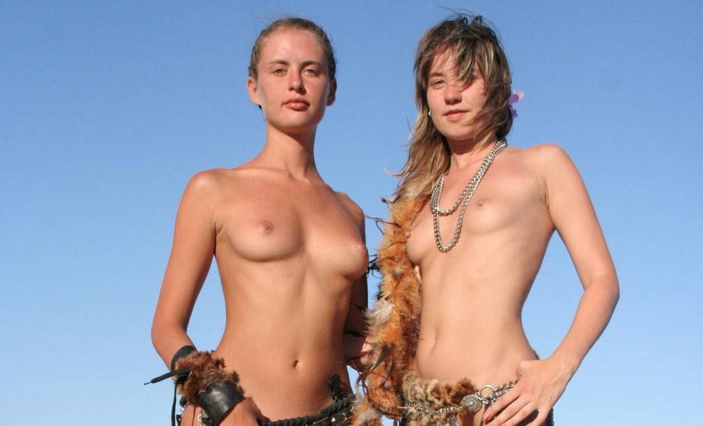 Les nudistes se font prendre en photo et s'exhibent dans les dunes