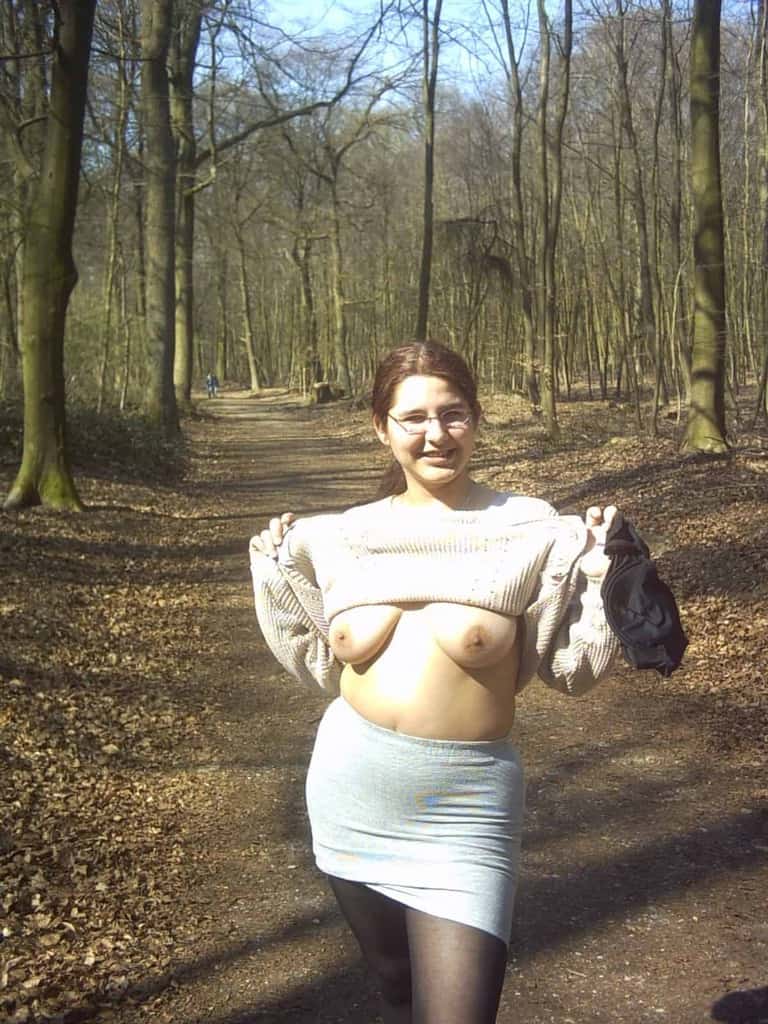 Jolie femme mûre s'exhibe dans la forêt et montre ses rondeurs