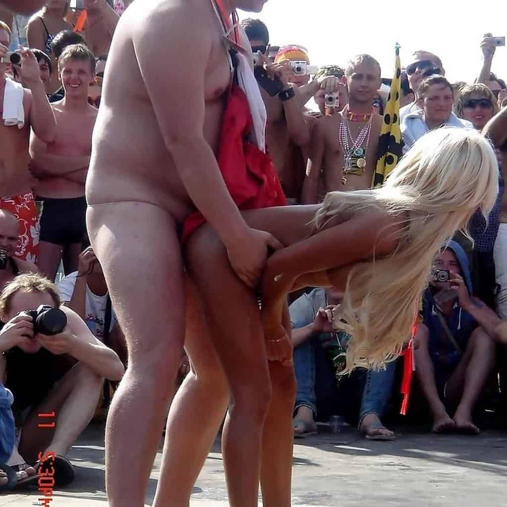 Nudistes s'exhibent en pleine nature et font du sexe devant des voyeurs
